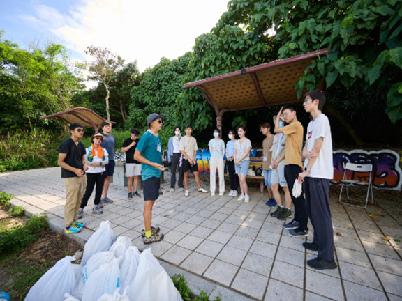 The team collected 30 kgs of trash at Sheung Sze Wan in less than an hour.